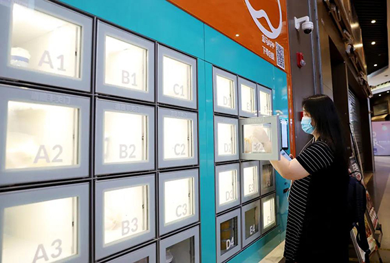 1606979194569310.jpg wx一位顾客通过APP扫码,在上海地铁13号线世博会博物馆地铁站附近的一家盒小马服务点取餐柜中拿取预定的早餐(2020年7月17日摄)。.jpg