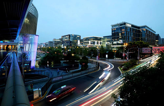 1606979236693026.jpg wx这是从连接虹桥商务区和虹桥交通枢纽的人行天桥上俯瞰虹桥商务区(2020年9月10日摄)。.jpg