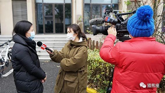 1644907687342576.jpg 江薇居民区杨诤书记接受采访中1w.jpg